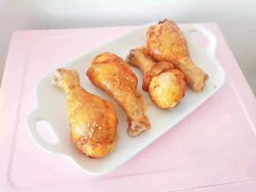 取出翻面，刷腌料撒芝麻，