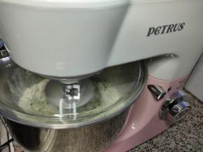 启动厨师机，低速搅拌至无干粉成团，转2-3档揉至团光滑且稍稍细腻的状态。