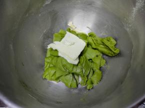 然后把室温软化的黄油加入面桶内，再次启动厨师机2档10-15分钟转3档5分钟即可。（面团可以用剪刀剪几下，增加接触面积，打面的效果更佳哟）