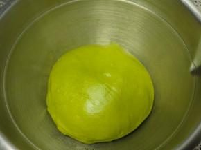 整理后盖保鲜膜进行一次发酵。（一次发酵温度，建议25-28度）