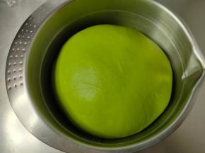 发酵至两倍大，手指沾面粉，插孔面团不回缩不塌陷，发酵完毕。