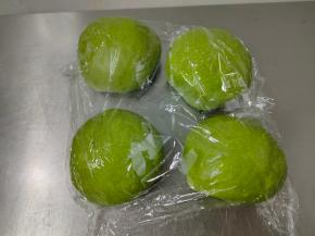 发酵好的面团取出轻拍，排出气体，均匀的分成4份，滚圆，盖上保鲜膜松弛20分钟。