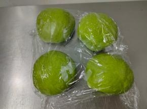 发酵好的面团取出轻拍，排出气体，均匀的分成4份，滚圆，盖上保鲜膜松弛20分钟。