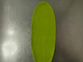 取一个面团，用擀面杖擀成椭圆形，边上有气泡直接拍掉。