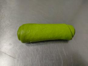 翻面，自从而下卷起，依次卷好盖保鲜膜醒发10分钟左右。