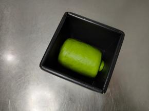 翻面后自上而下卷起，放入吐司盒。