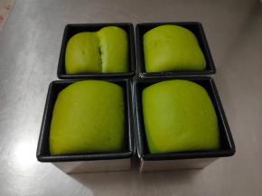 准备一碗热水放入烤箱，启动发酵模式34度下发酵至九分满。