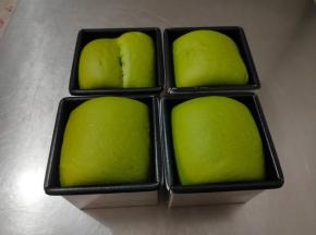 准备一碗热水放入烤箱，启动发酵模式34度下发酵至九分满。