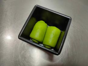 也可把一小块面团再分成两份，做成两个小卷放入一个小吐司盒内。