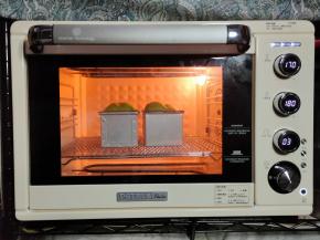 放入上火170度下火180度预热好的烤箱，烤制30-35分钟。（烤箱预热至少十分钟）