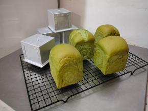 烤制完成后，立即取出模具震一下脱模，冷却后密封保存。