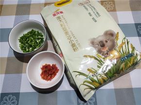 主要材料准备好，小葱洗干净晾干水切碎，剁椒是家里自制的，尽量不要带汁。