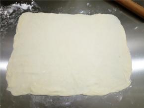 案板上洒一层薄薄的干粉，防粘。将面团擀成一个长方形的面片，大概40cm*25cm，具体不用这么标准。