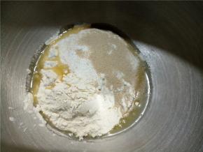 面粉200克，油15克，糖10克，酵母3克，盐1克，再加110克左右的水，揉成一个光滑的面团。不同牌子的面粉吸水性不一样，预留一点水看情况再加。面团要不粘手，和耳垂差不多软或者硬一点点也可以。