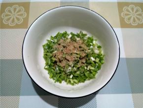 葱花加三分之一勺（调料勺）盐，半勺香料粉，然后拌匀一下。