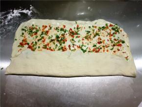 将面片从下往上折起三分之一，再将上面往下折。