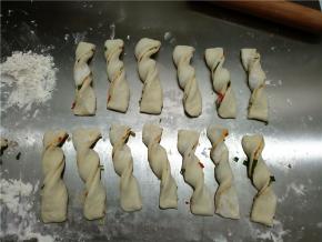 用两只手各捏住一条的两头，反方向各扭一下，然后静置10-20分钟，室温高时间短，低就时间长点。注意下面要洒一点干粉，防止粘住案板。