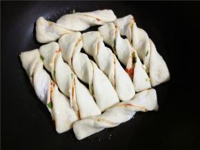 不粘锅倒少量油，将锅润一遍，然后摆上小花卷，小火加热。