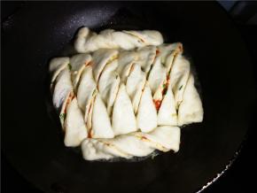 沿着锅边倒入适量水，不能超过花卷的一半高度。盖上，燃气灶外圈最小火焖。