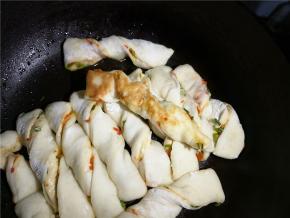 煎到比这个图片上还要颜色浅一点，微黄就可以。