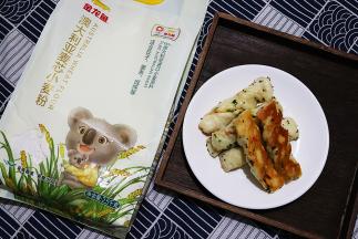 这个真的蛮好吃的，底部焦脆，上面咸香松软，有一股剁椒特有的风味，没有剁椒就换其它酱料，不加也可以。这个面粉做饼面条都好吃。