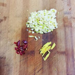 蒜瓣剥皮剁碎，生姜切成丝，干辣椒切成段备用！