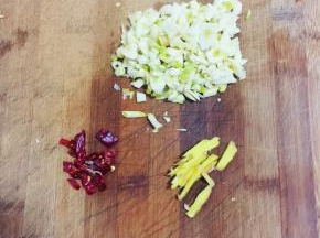 蒜瓣剥皮剁碎，生姜切成丝，干辣椒切成段备用！