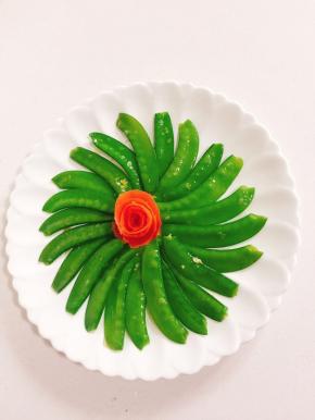 炒好的荷兰豆摆盘即可食用！