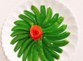 炒好的荷兰豆摆盘即可食用！