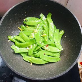 放入荷兰豆翻炒片刻！