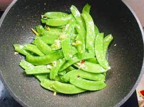 放入荷兰豆翻炒片刻！