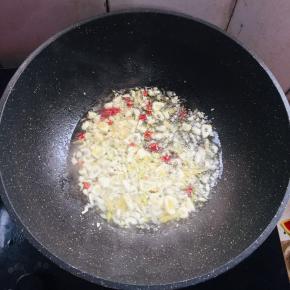 锅烧热倒入适量的油，放入蒜瓣，生姜，干辣椒，花椒爆香！