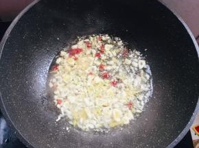 锅烧热倒入适量的油，放入蒜瓣，生姜，干辣椒，花椒爆香！
