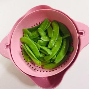 荷兰豆抽掉两头的茎，清洗干净，沥干水分备用。