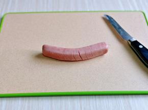 鸡肉肠切花刀，可以根据个人喜好任意切，两根切花刀，一根切片。