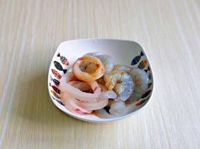 海鲜放入器具中，加入料酒，生抽，抓拌均匀，腌制5分钟。