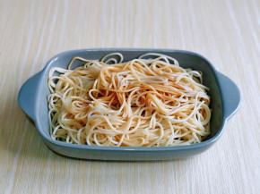 熟面中加入酱油，可以根据个人口味来加入自己喜欢的调味料。