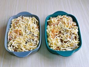 摆上腌制好的海鲜，再撒上一层马苏里拉芝士。