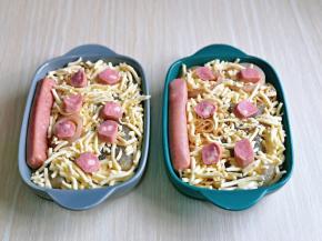 摆放上鸡肉肠，再把肠片摆放在芝士上面。