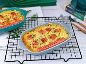 取出烤好的鸡肉肠焗面。