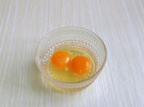 首先将鸡蛋磕入碗中。