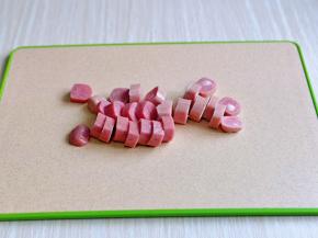 鸡肉肠切片，薄厚可以根据喜好来。