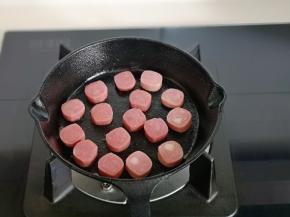 起油锅，加入切好的鸡肉肠片，小火煎熟，盛出备用。