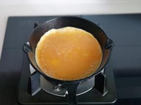 另起油锅，倒入打散的蛋液。