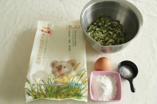 准备好材料。槐花清洗干净。