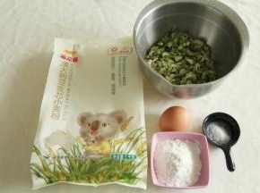 准备好材料。槐花清洗干净。