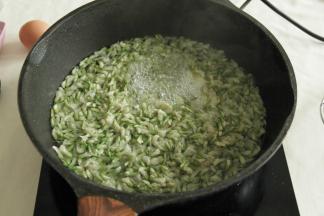 锅里放入小半锅清水，煮开，然后放入槐花，煮开焯水。