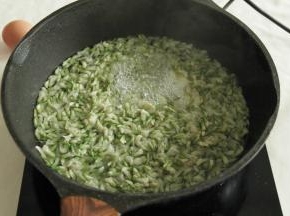 锅里放入小半锅清水，煮开，然后放入槐花，煮开焯水。