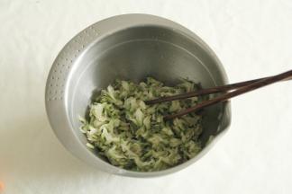 然后捞出，尽量控干水分。