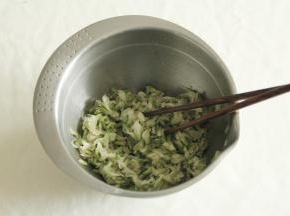 然后捞出，尽量控干水分。